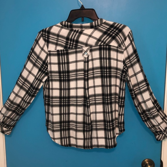 intro. Plaid Flannel Style Black and White Blouse - Picture 6 of 11